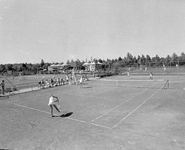 857829 Gezicht op de tennisbaan van de tennisvereniging ULTC Iduna (Ariënslaan 18) te Utrecht, in het recreatiegebied ...